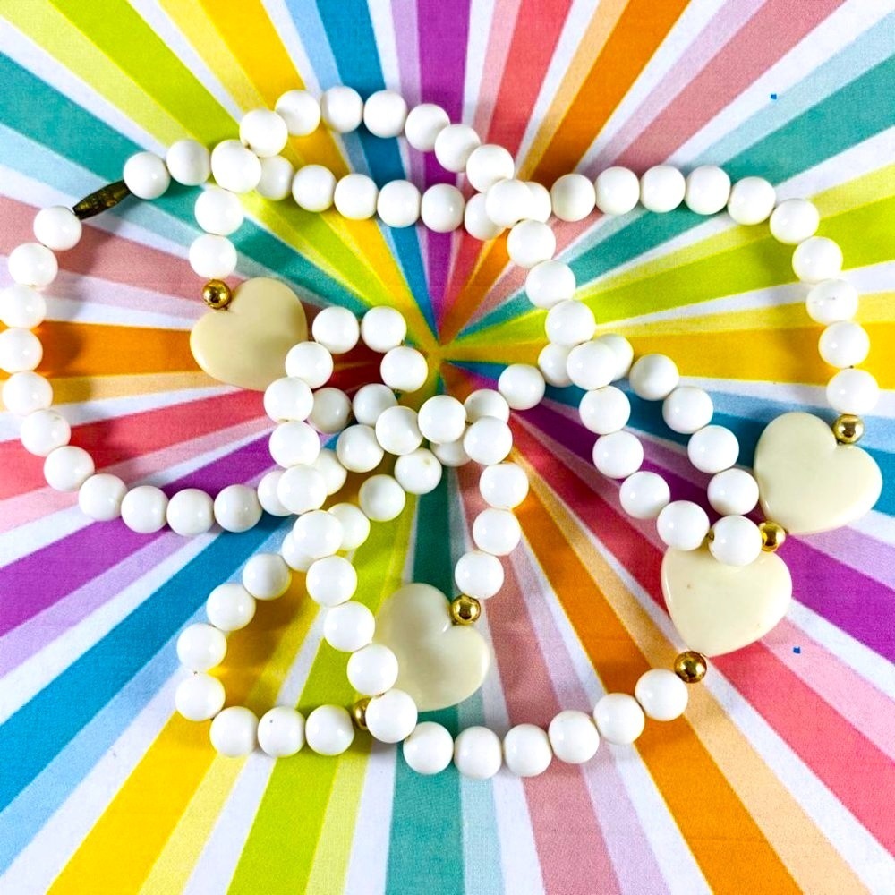 Super cute vintage bead necklace with Cream hearts